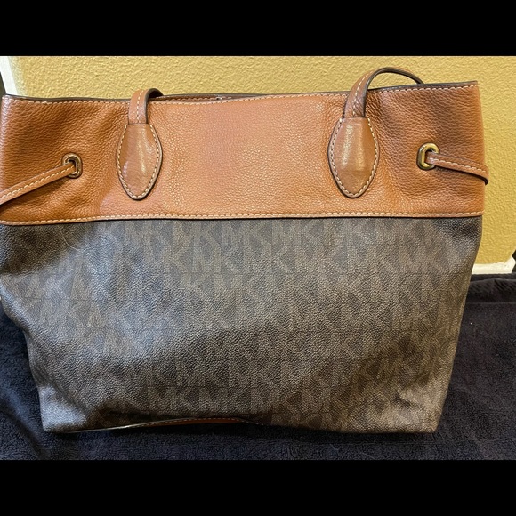 Used Coach bag, see pictures for arm strap needs to be fixed - Picture 2 of 8